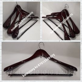 Плечики деревянные с подвеской,темное дерево.